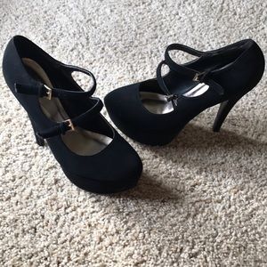 4 inch black pumps - Size 8